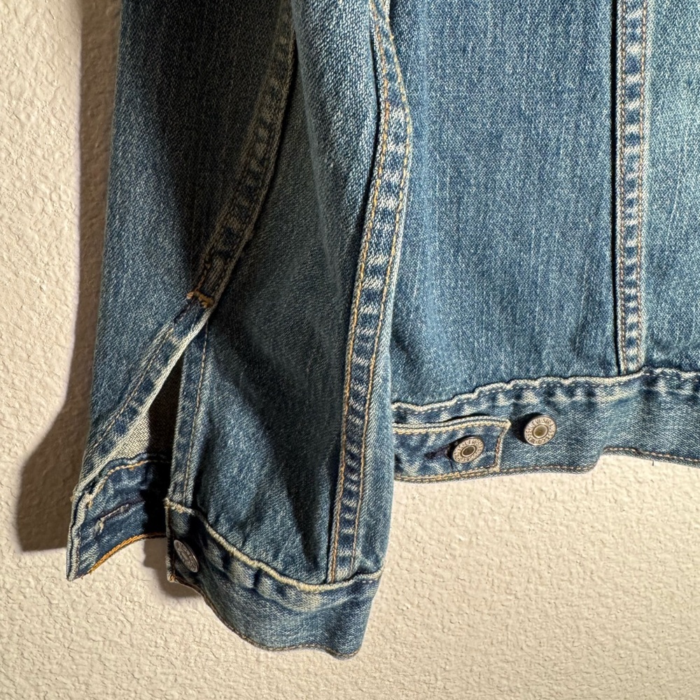 Levi's Women’s Jean Jacket Trucker Style with Shorter Silhouette and 3/4 Sleeve - Picture 4 of 15